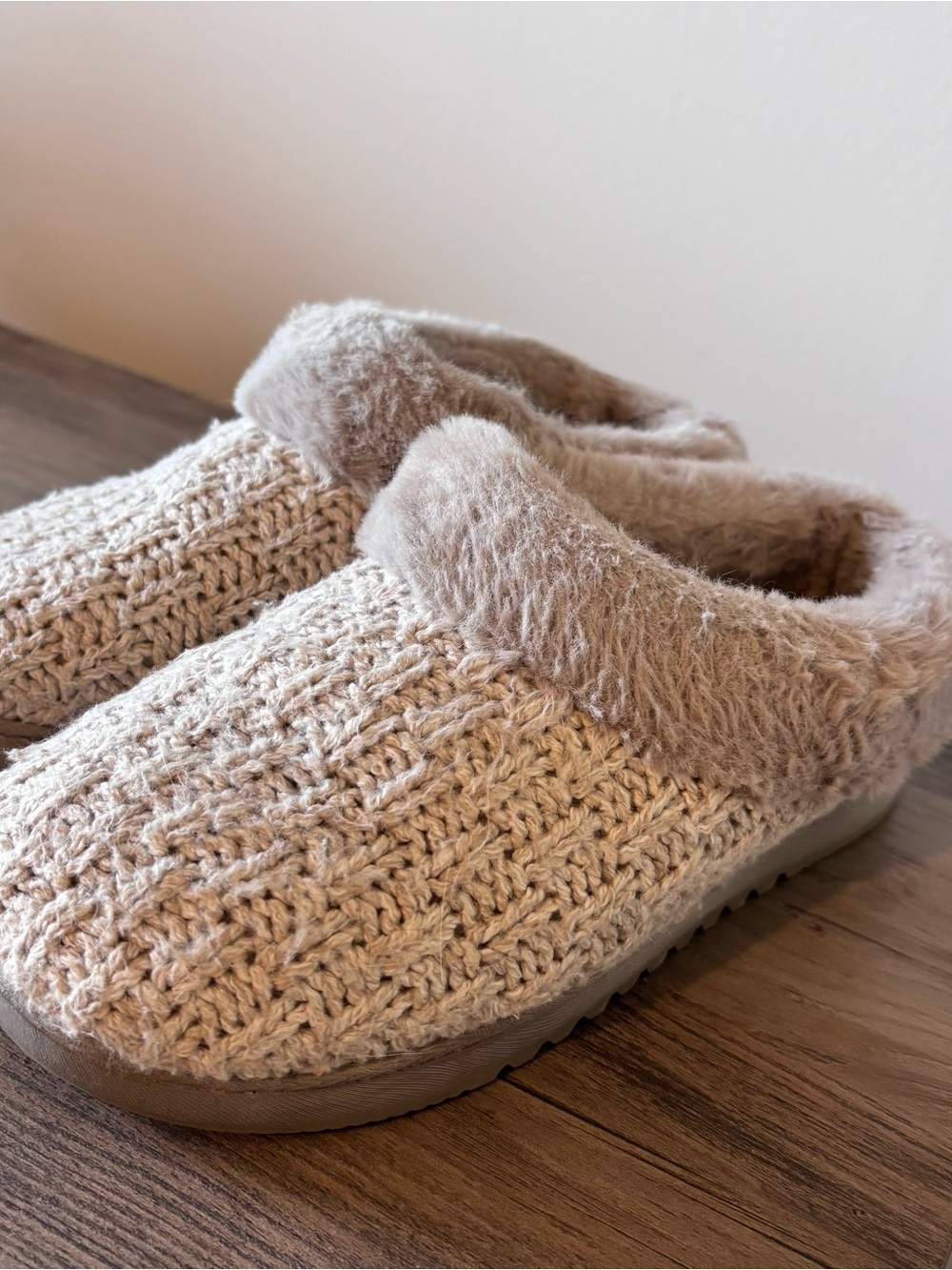 Dearfoams Women’s Cable Knit Clog Slippers With Soft Faux Fur Trim